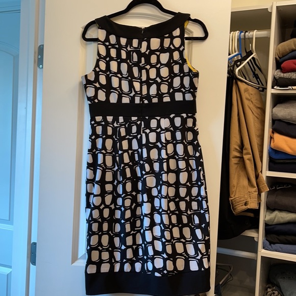 Women’s sleeveless dress. Size 8. - Picture 2 of 2